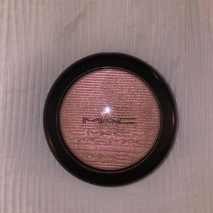 Mac skinfinish highlighter in “show gold”